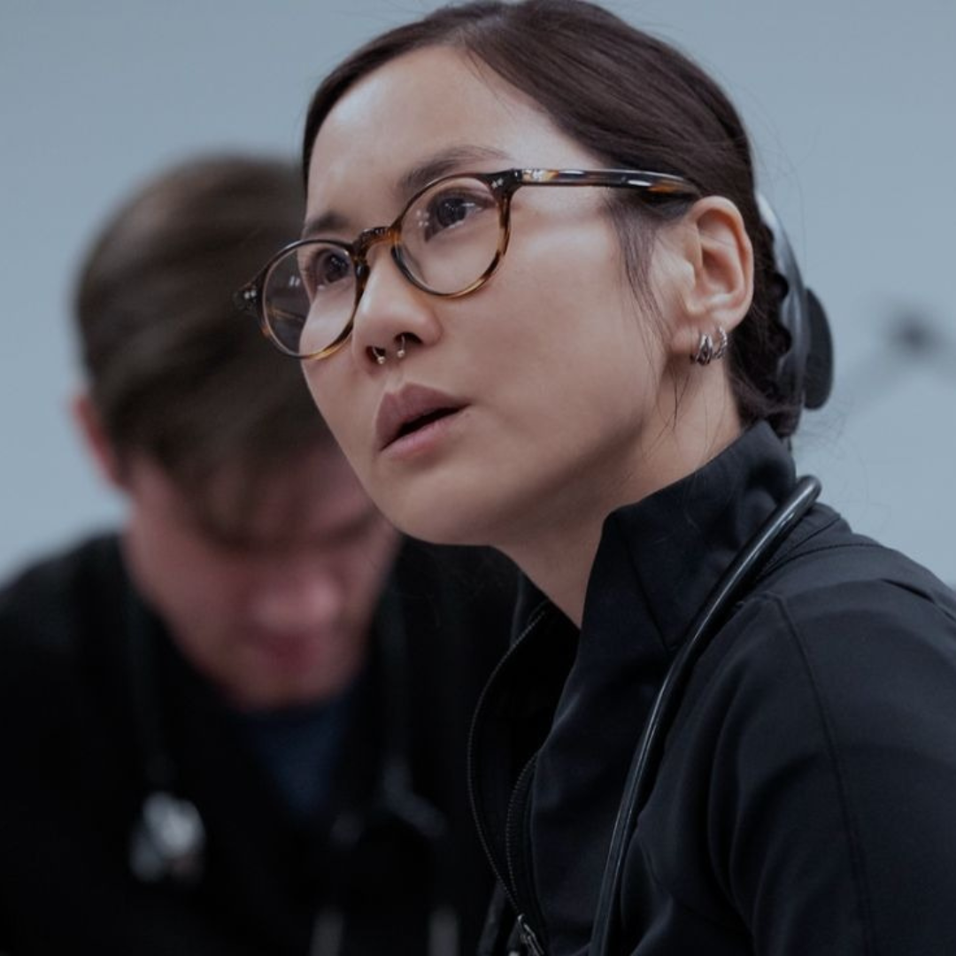 dr Joy Kwon wearing the Moscot Miltzen in color Bark during the Pitt series